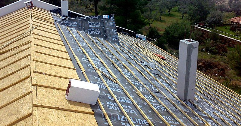 Yeşilova EPDM Kauçuk Çatı – OSB üzerine serilmiş nefes alan su yalıtım örtüsü ve çıtalama